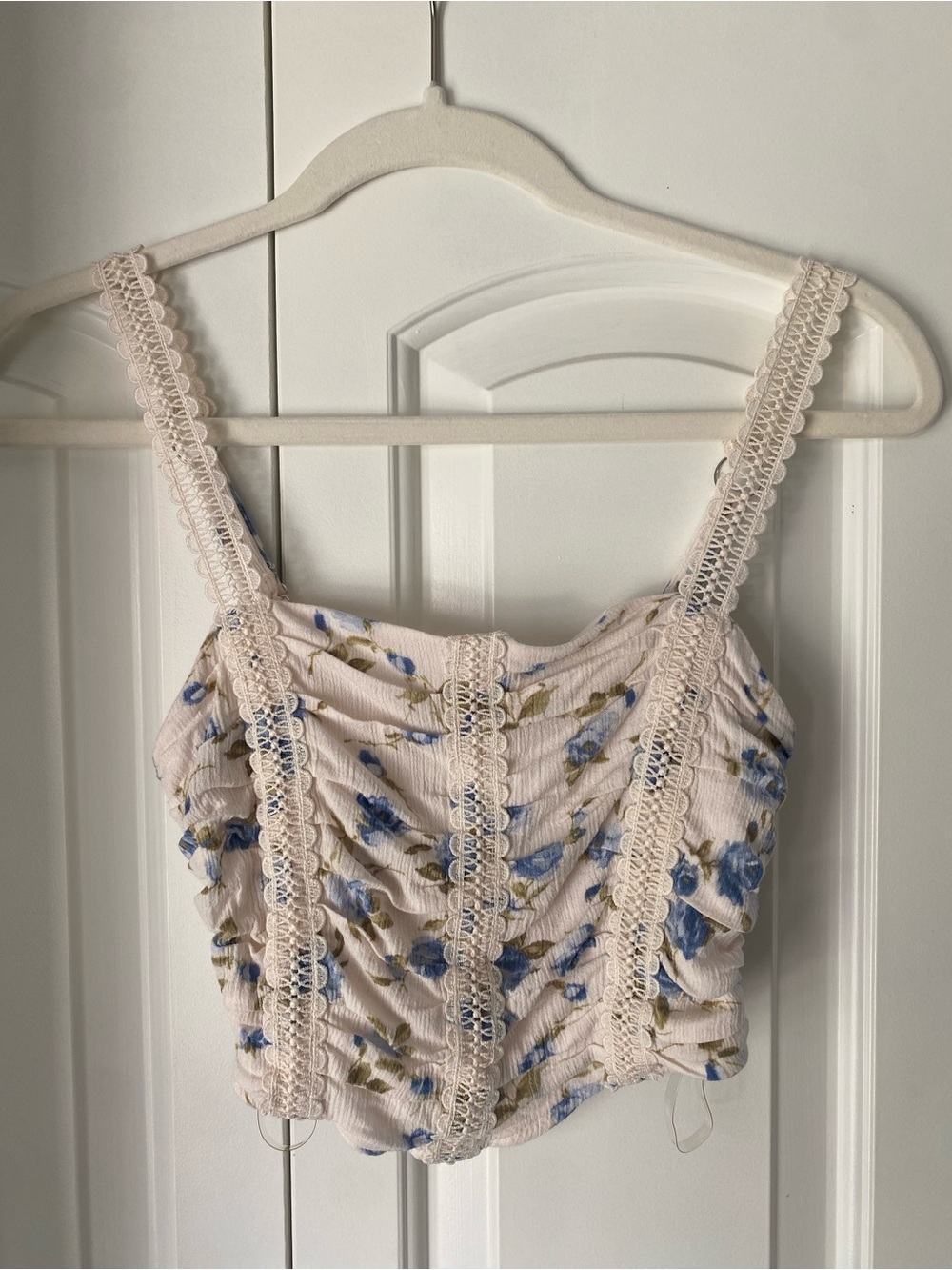 Tilly’s Cream and Blue Floral Cropped Tank Top Size Small